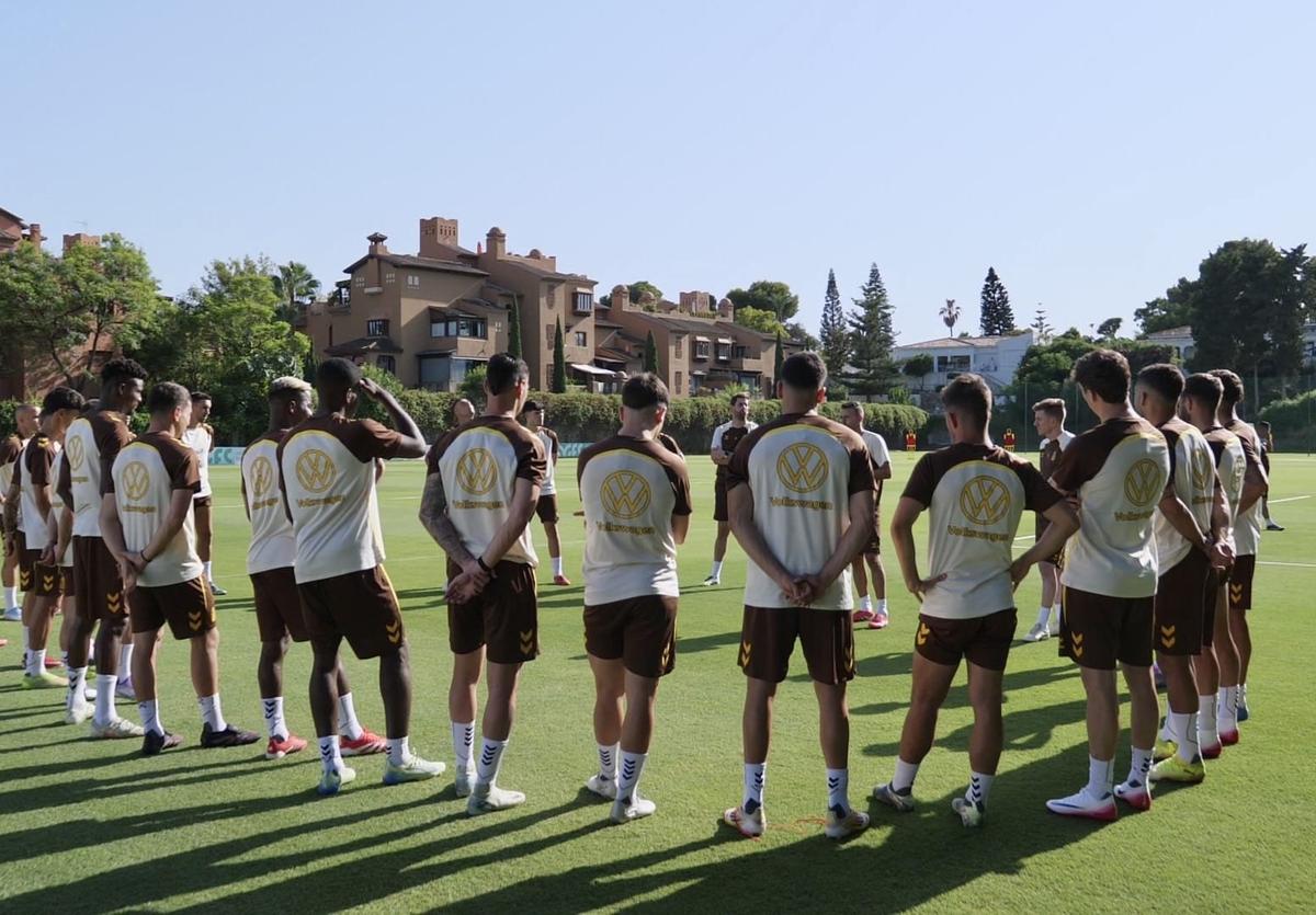 Luis García da instrucciones al equipo.
