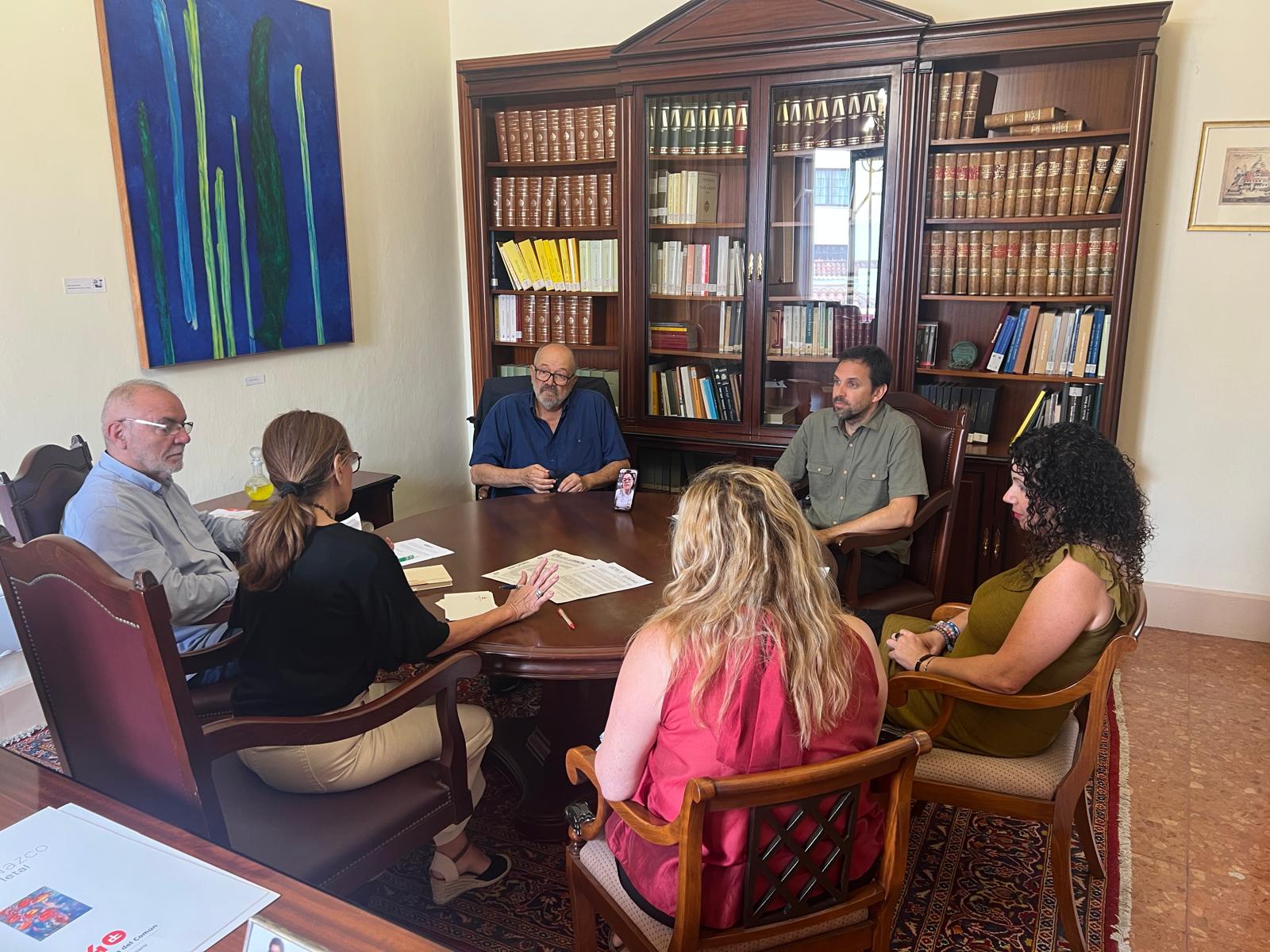 Reunión del colectivo de médicos y pediatras con plaza de Atención Primaria con la diputada del Común.