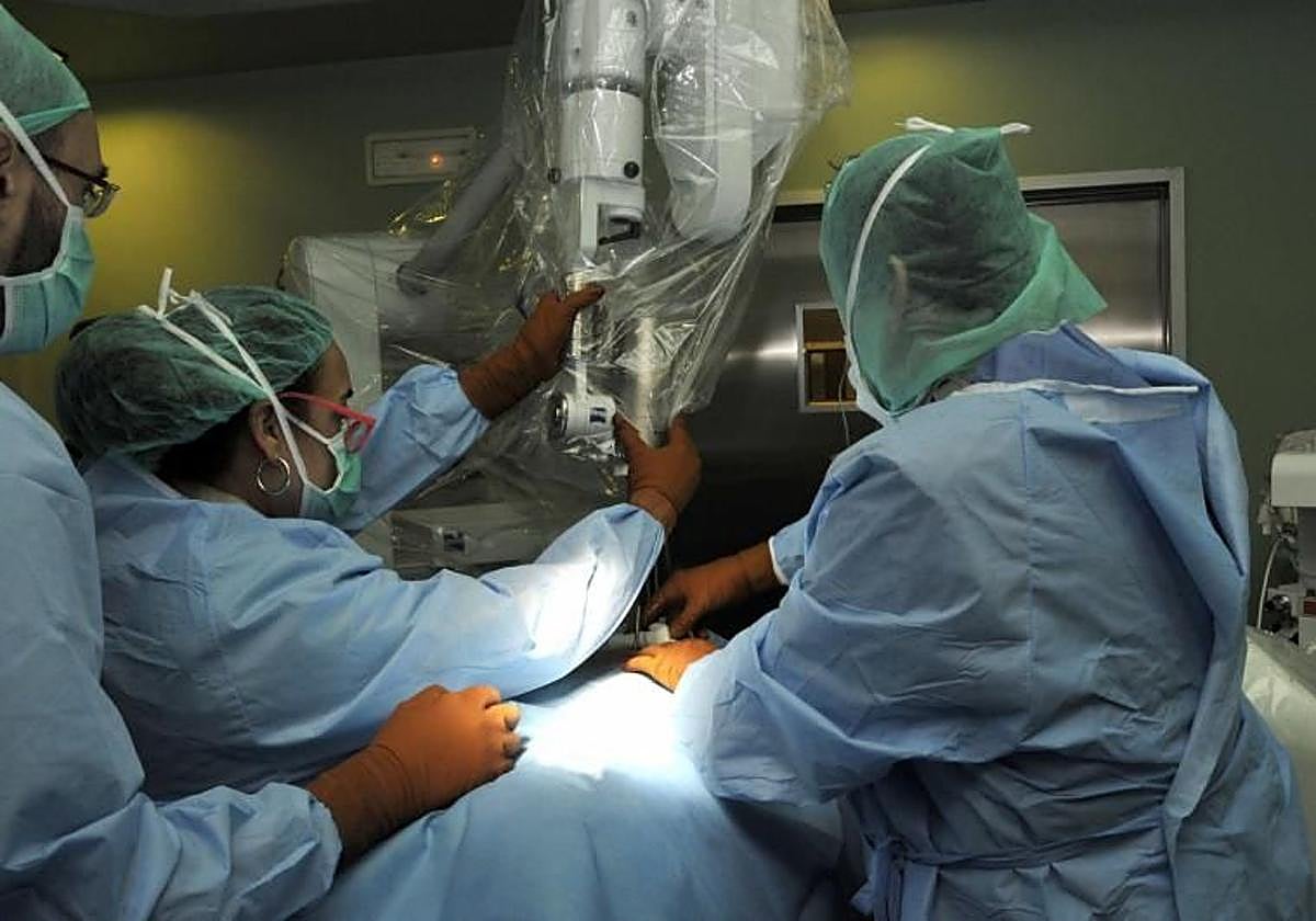 Imagen de archivo de facultativos del hospital Doctor Negrín durante una operación de columna.
