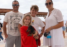 Uno de los perros salchichas que acudió a la cita en el parque del barrio de Los Pozos, en Puerto del Rosario, con su pequeño dueño.