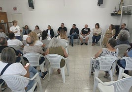 Reunión de representates municipales con los vecinos, este lunes por la noche.