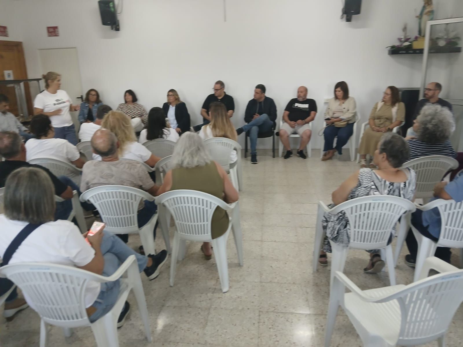 Reunión de representates municipales con los vecinos, este lunes por la noche.