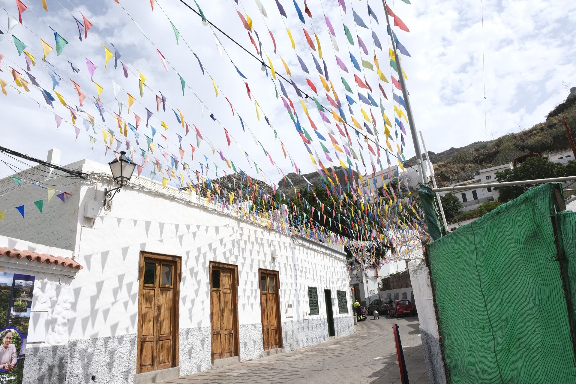 El pueblo del Valle de Agaete decorado con banderines de colores para su fiesta de La Rama de cada junio.