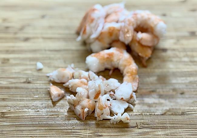 Pelamos y cortamos los langostinos