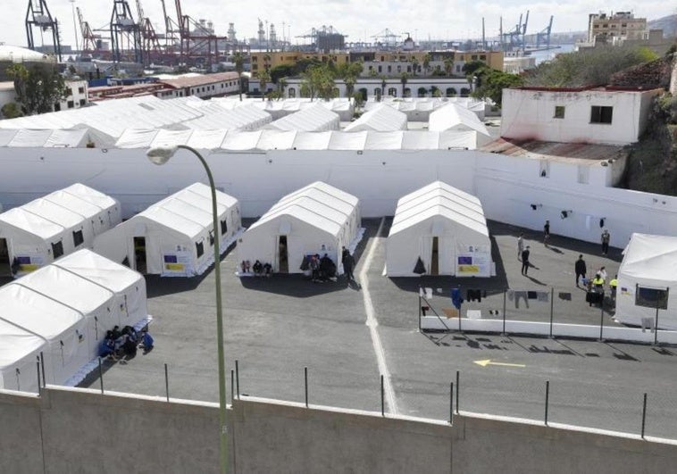 Vista de las tiendas donde se alojan las personas migrantes en el Canarias50.