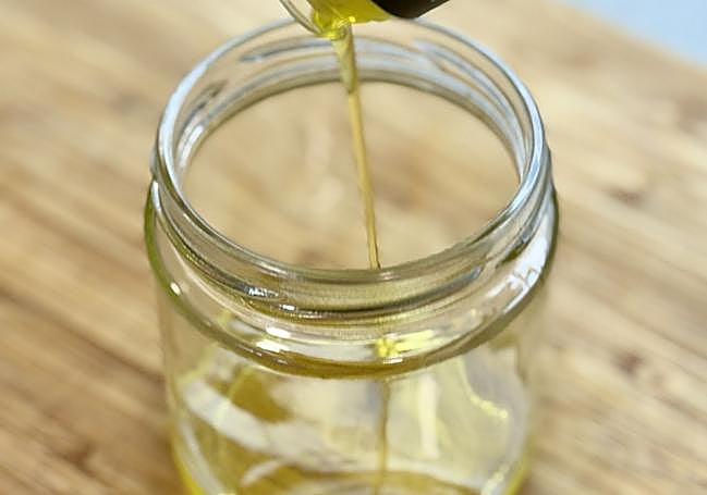 Vertemos en un tarro el aceite