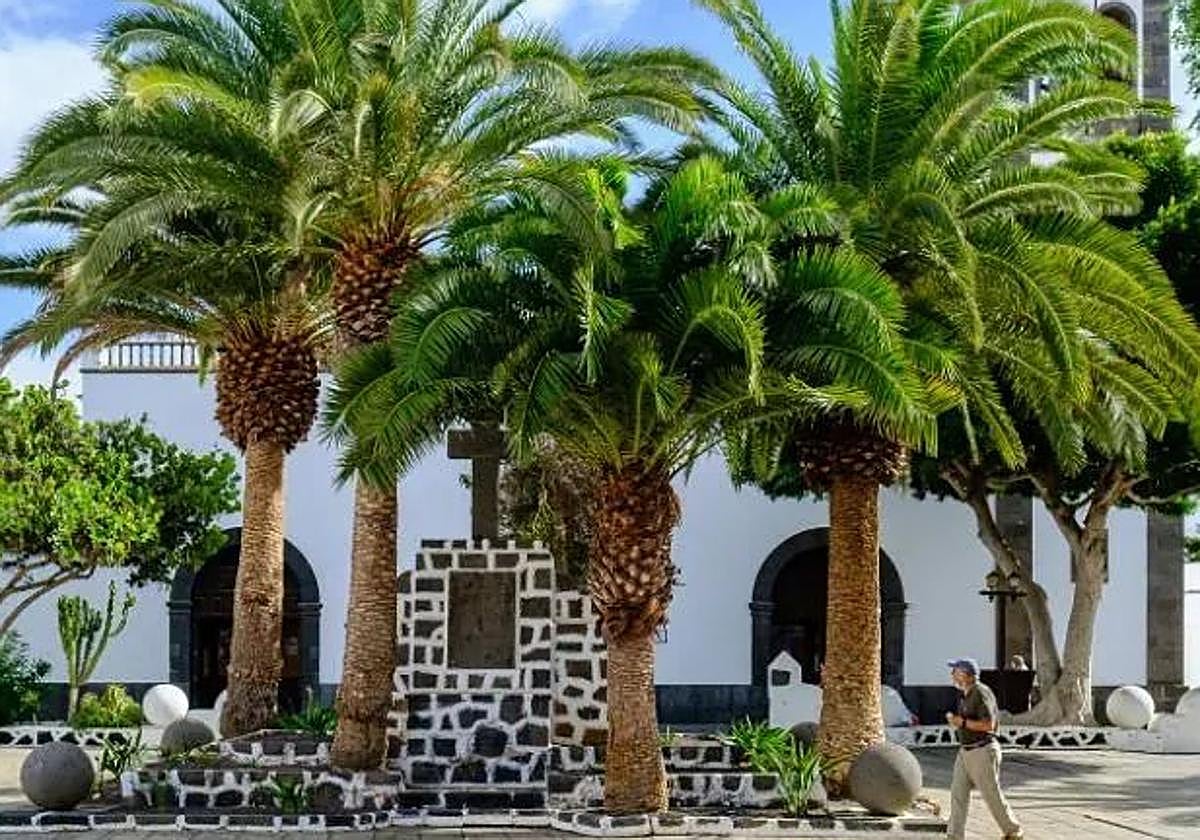 Imagen de la cruz franquista de la plaza de Las Palmas (Arrecife), antes de su retirada.