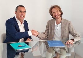 Imagen de la firma entre la ESSCAN y la Universidad Fernando Pessoa.