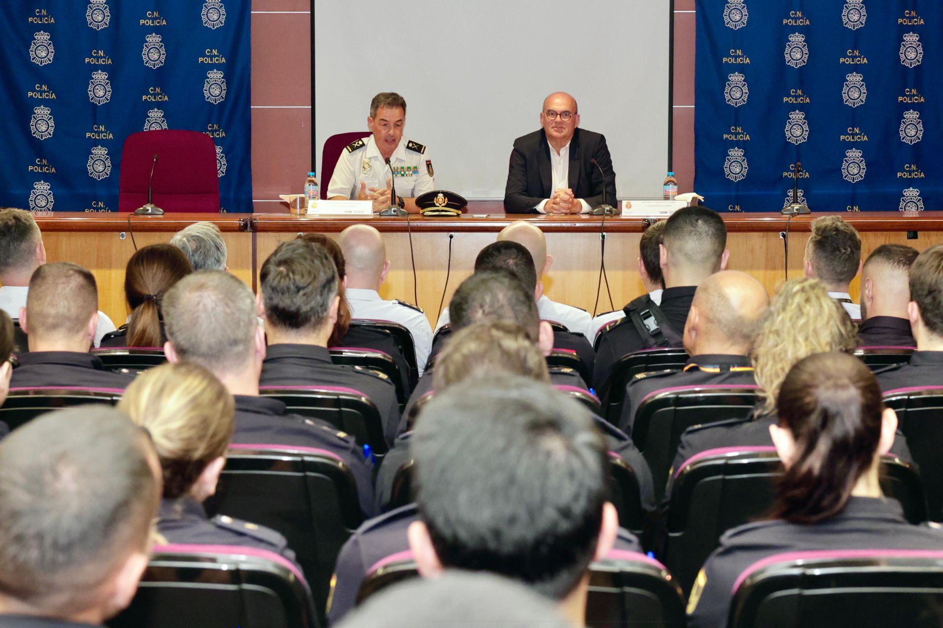 201 agentes de la Policía Nacional en prácticas para reforzar la seguridad en verano en Canarias