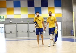 Mike Tobey y Pierre Pelos sonríen durante un entrenamiento en la Sala Club del Arena.