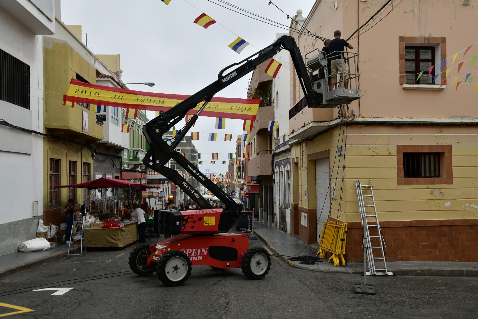 Los vecinos de La Isleta elaboran las tradicionales alfombras de sal y arena para la Virgen del Carmen