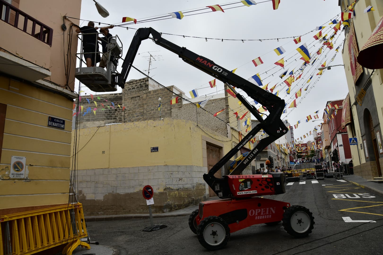 Los vecinos de La Isleta elaboran las tradicionales alfombras de sal y arena para la Virgen del Carmen