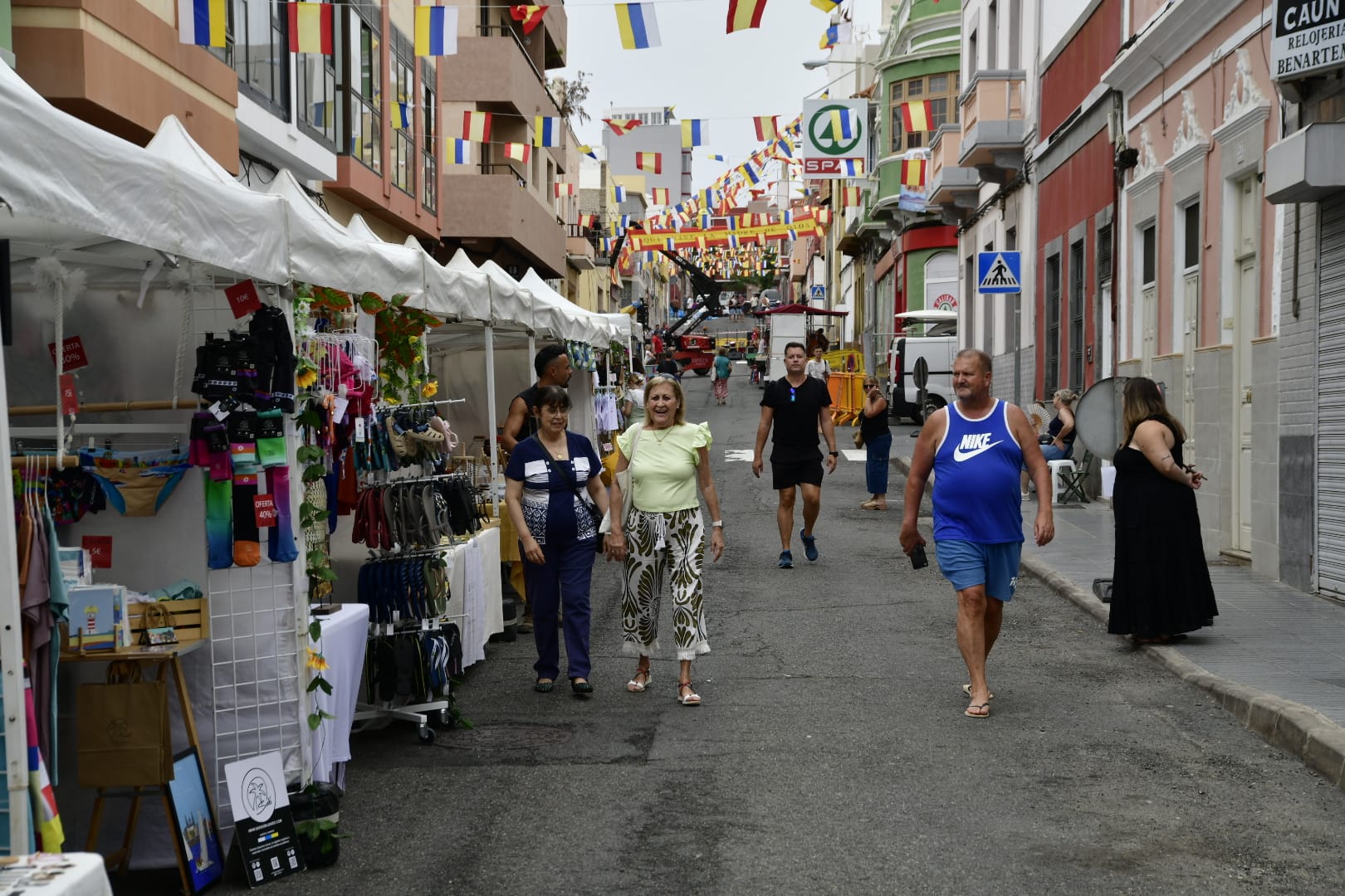 Los vecinos de La Isleta elaboran las tradicionales alfombras de sal y arena para la Virgen del Carmen