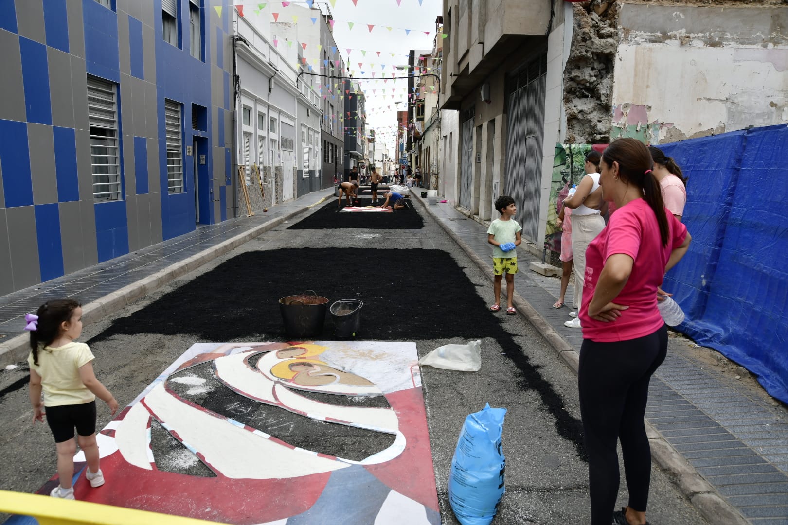 Los vecinos de La Isleta elaboran las tradicionales alfombras de sal y arena para la Virgen del Carmen
