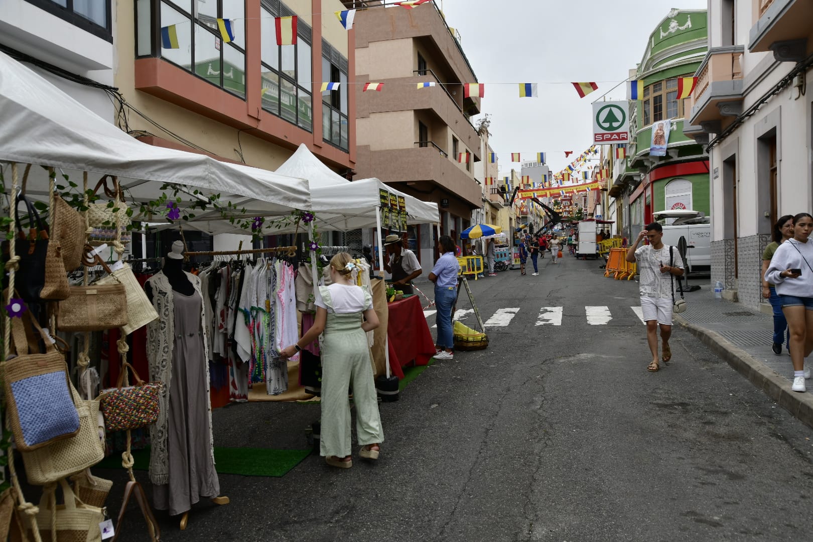 Los vecinos de La Isleta elaboran las tradicionales alfombras de sal y arena para la Virgen del Carmen
