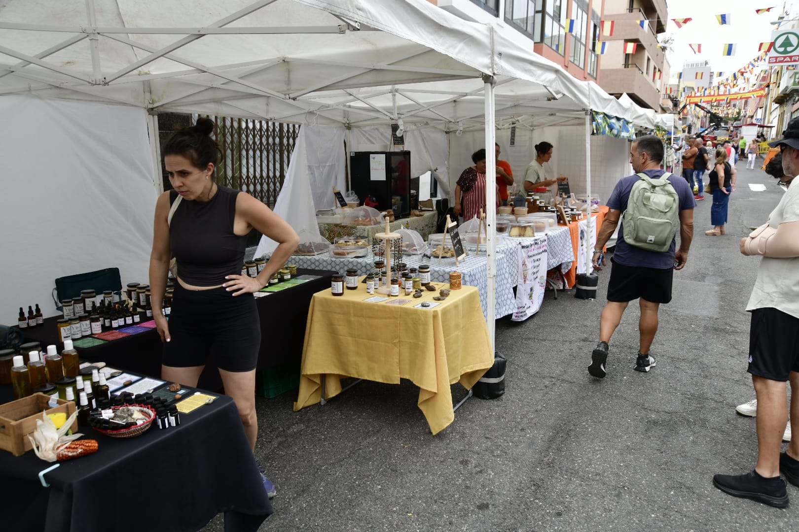 Los vecinos de La Isleta elaboran las tradicionales alfombras de sal y arena para la Virgen del Carmen