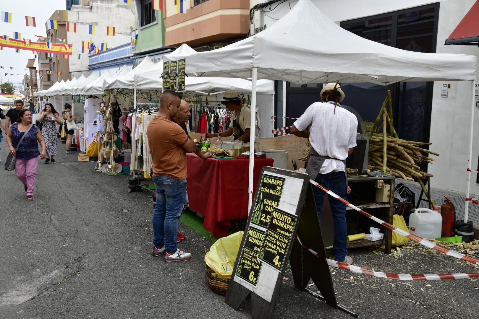 Los vecinos de La Isleta elaboran las tradicionales alfombras de sal y arena para la Virgen del Carmen