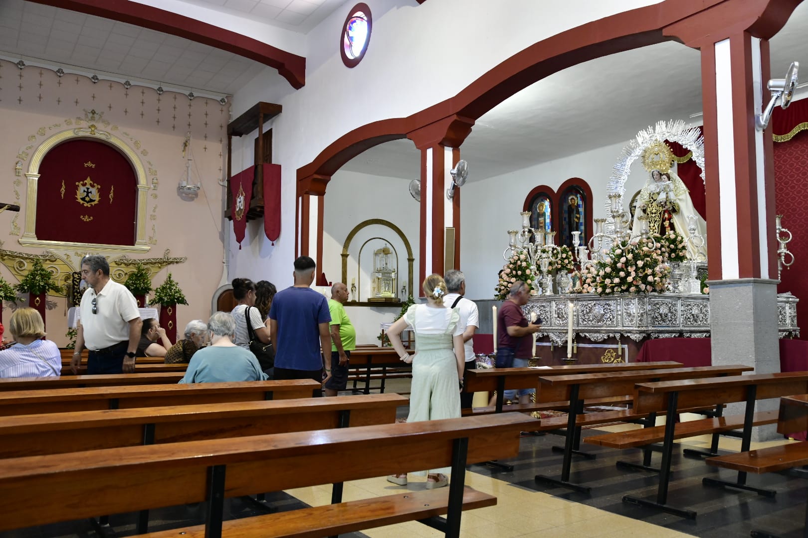 Los vecinos de La Isleta elaboran las tradicionales alfombras de sal y arena para la Virgen del Carmen