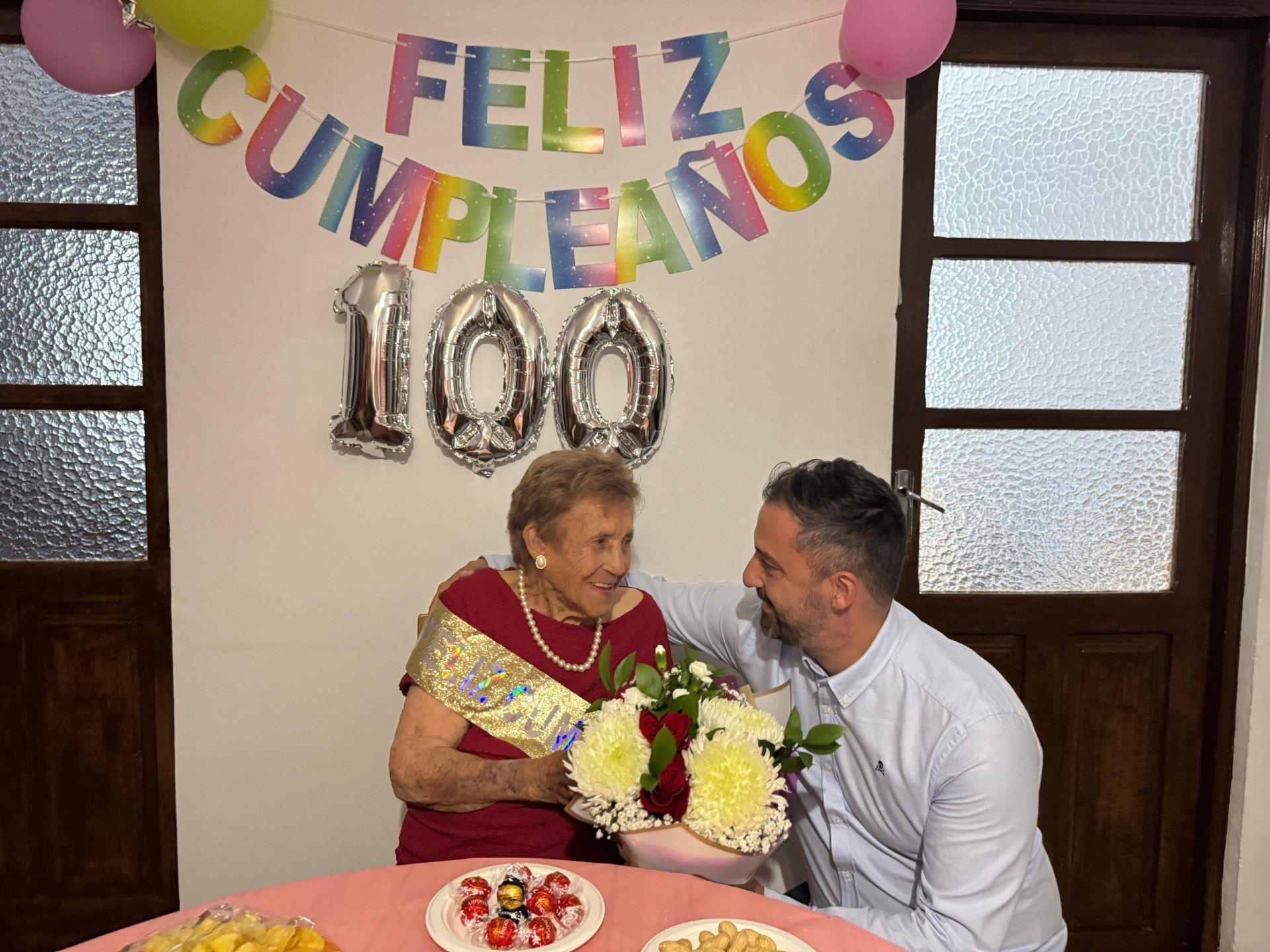 Mariquita Jiménez junto al alcalde Juan Antonio Peña.