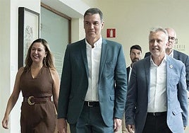 Loli Corujo, Pedro Sánchez y Angel Víctor Torres, durante una visita al Cabildo de Lanzarote.