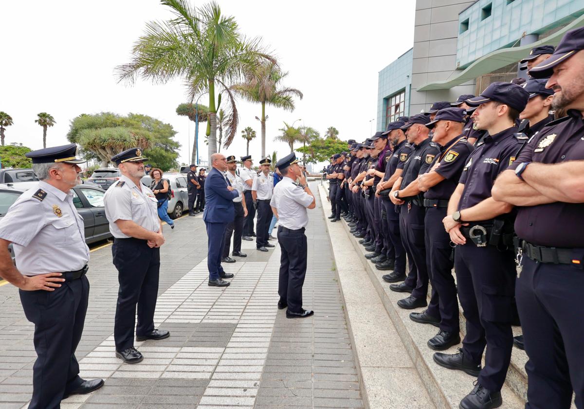 Imagen principal - La Policía Nacional incorpora a 201 agentes en prácticas en Canarias