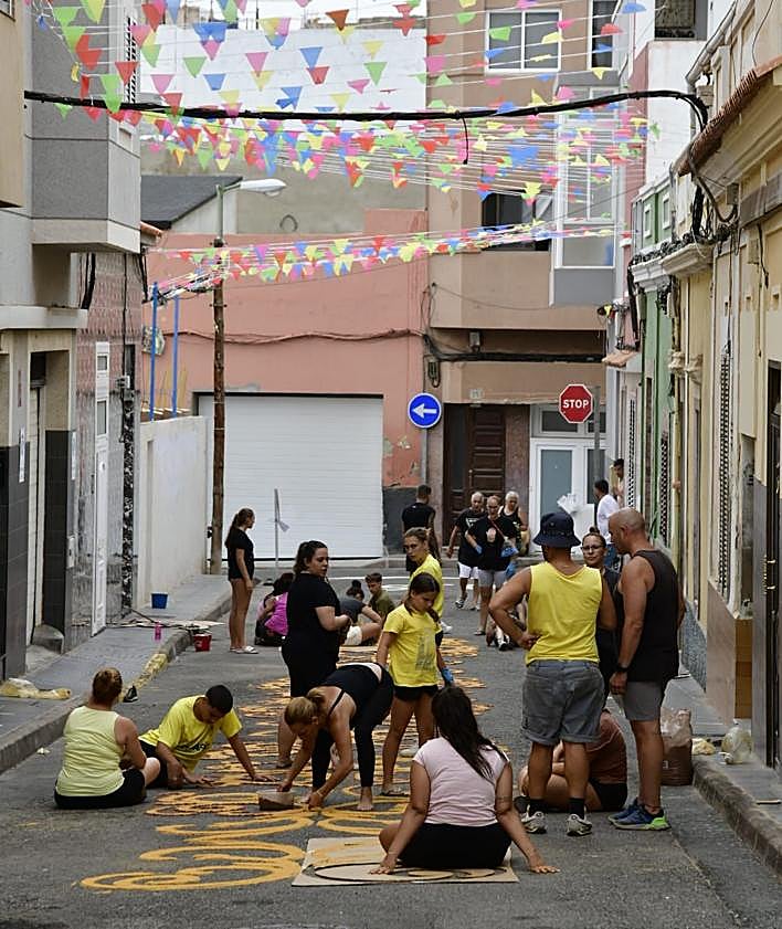 Imagen secundaria 2 - La Virgen del Carmen lista para la procesión y preparativos en las calles del barrio portuario.