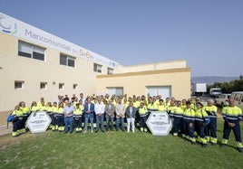 Autoridades con lla plantilla que se encargará de la limpieza de invernaderos abandonados.