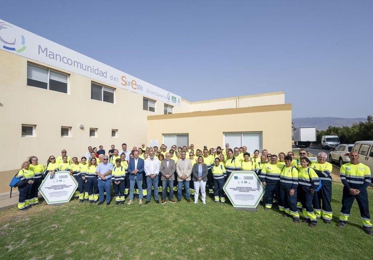 Autoridades con lla plantilla que se encargará de la limpieza de invernaderos abandonados.
