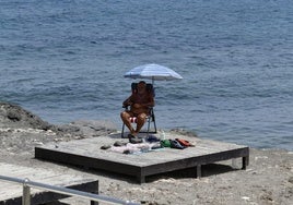 Los ciudadanos se resguardan en el mar ante los avisos de riesgo por calor en siete zonas de cinco islas