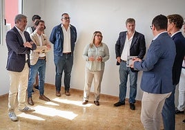 Fernando Clavijo durante la visita al edificio de 50 viviendas en Ingenio.