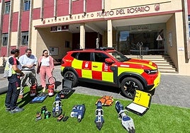 El alcalde David de Vera y la concejala María Franco, con el nuevo material.