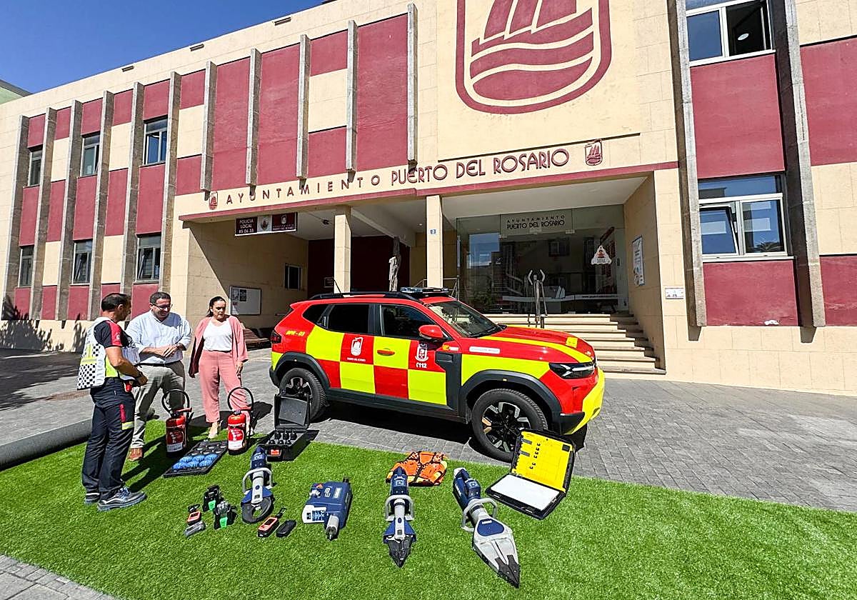 El alcalde David de Vera y la concejala María Franco, con el nuevo material.