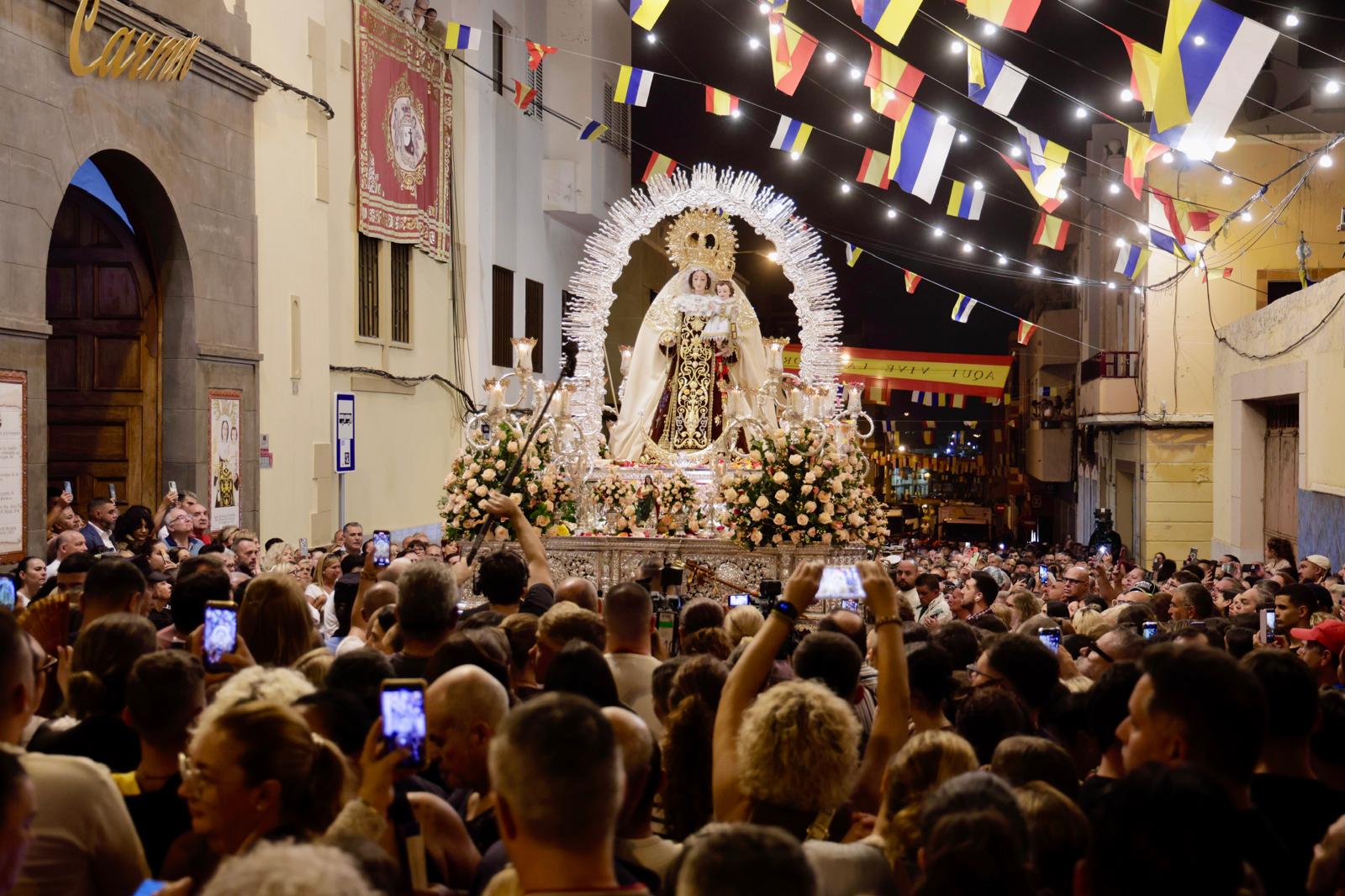 La Isleta se rinde con fervor y devoción a su Virgen del Carmen
