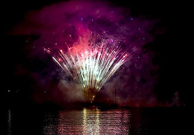 Fuegos artificiales acuáticos.