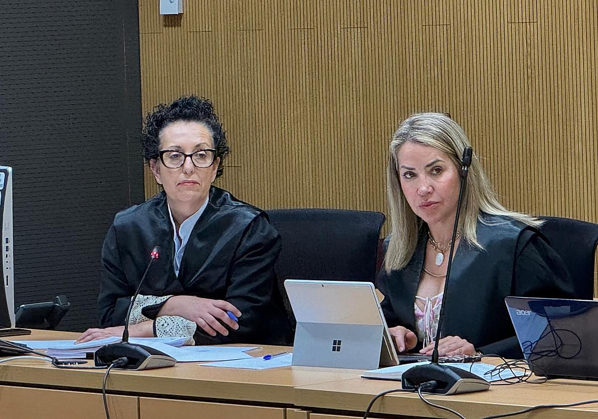 Evangelina Ríos y la letrada jefa de los servicios jurídicos del ayuntamiento, Tatiana Quintana.