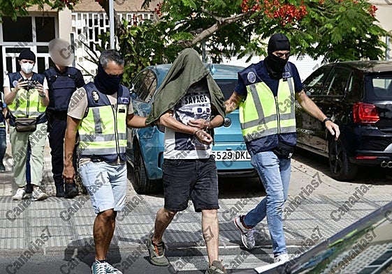 Momento de la salida del registro de la vivienda del detenido.