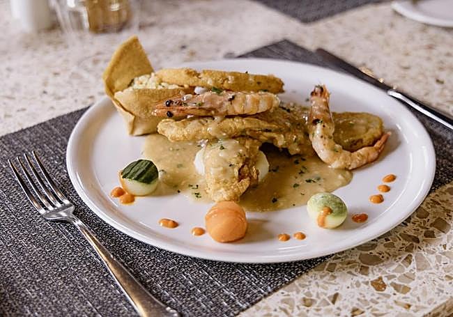 Magnífico lenguado relleno de buey de mar (txangurro) y langostinos con salsa velouté