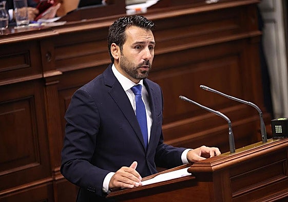 Manuel Hernández, en el Parlamento de Canarias.