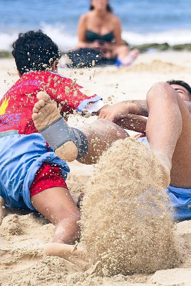 Dos luchadores del club Saladar de Jandía, caídos en la arena.