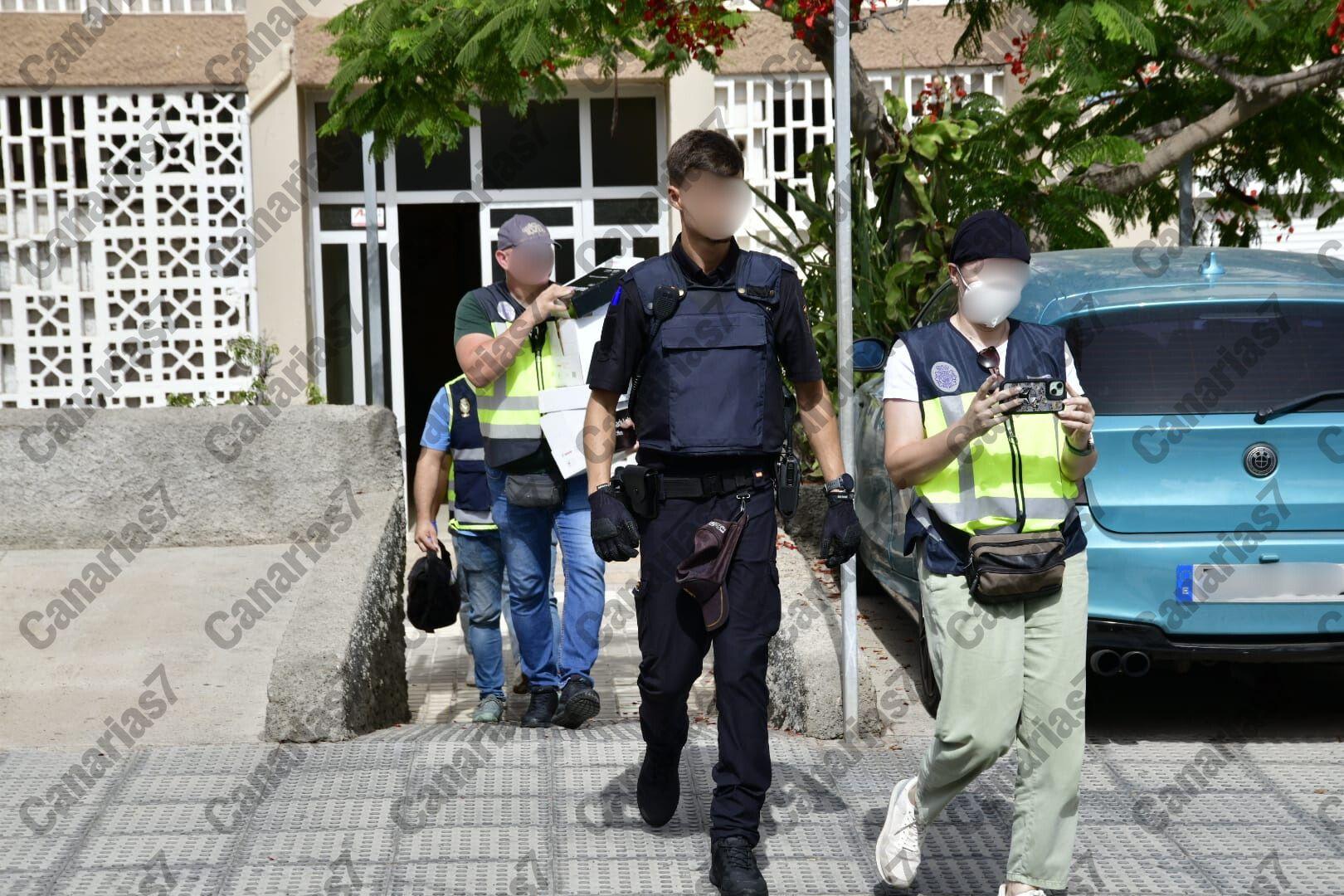 La Policía inspecciona el domicilio del arrestado por la muerte del joven sin hogar en Playa del Inglés