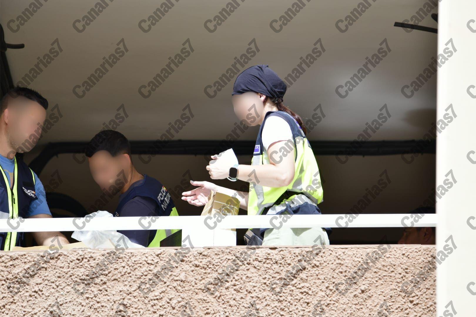 La Policía inspecciona el domicilio del arrestado por la muerte del joven sin hogar en Playa del Inglés