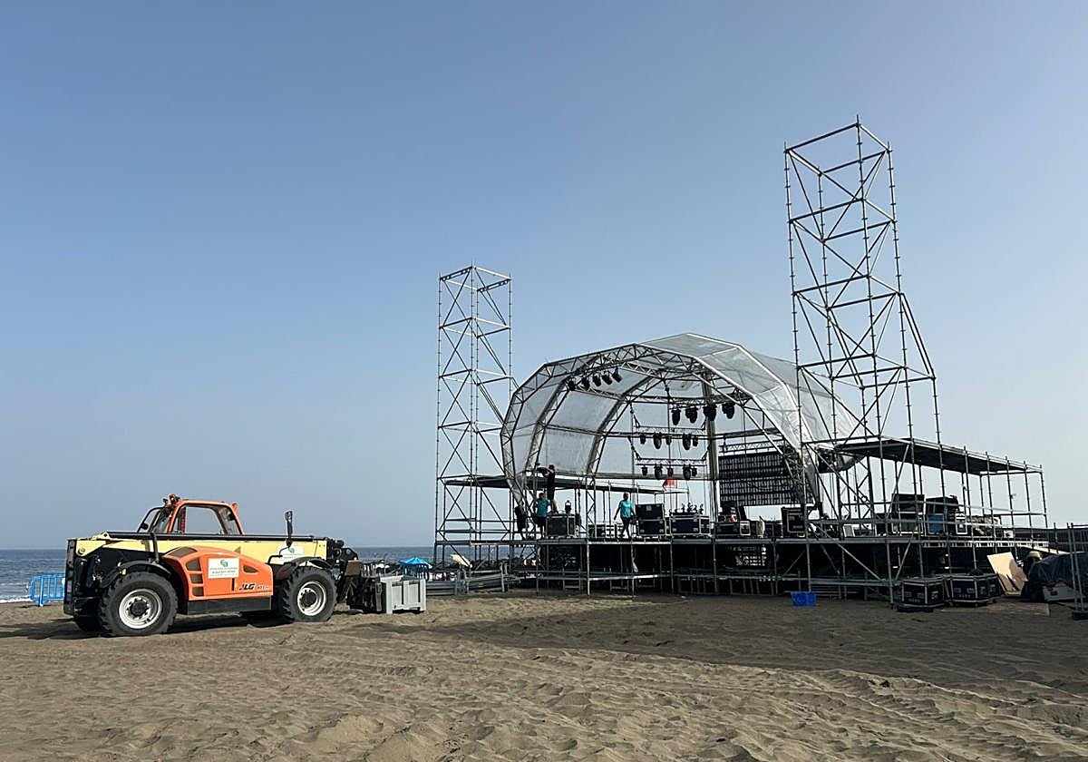 Un momento del montaje del escenario, el miércoles, en la playa de San Agustín.