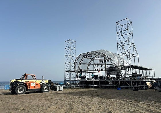 Un momento del montaje del escenario, el miércoles, en la playa de San Agustín.