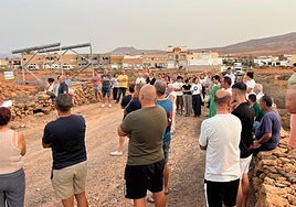 La concentración vecinal tuvo lugar en el camino de la Piletas, donde ha empezado a instalarse la antena.