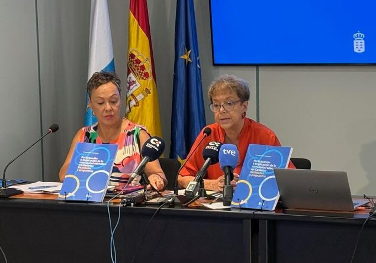 Carmen Nieves Pérez, coordinadora de la comisión de realidad educativa del Consejo Escolar de Canaria (CEC, i), y Natalia Álvarez, presidenta del CEC.