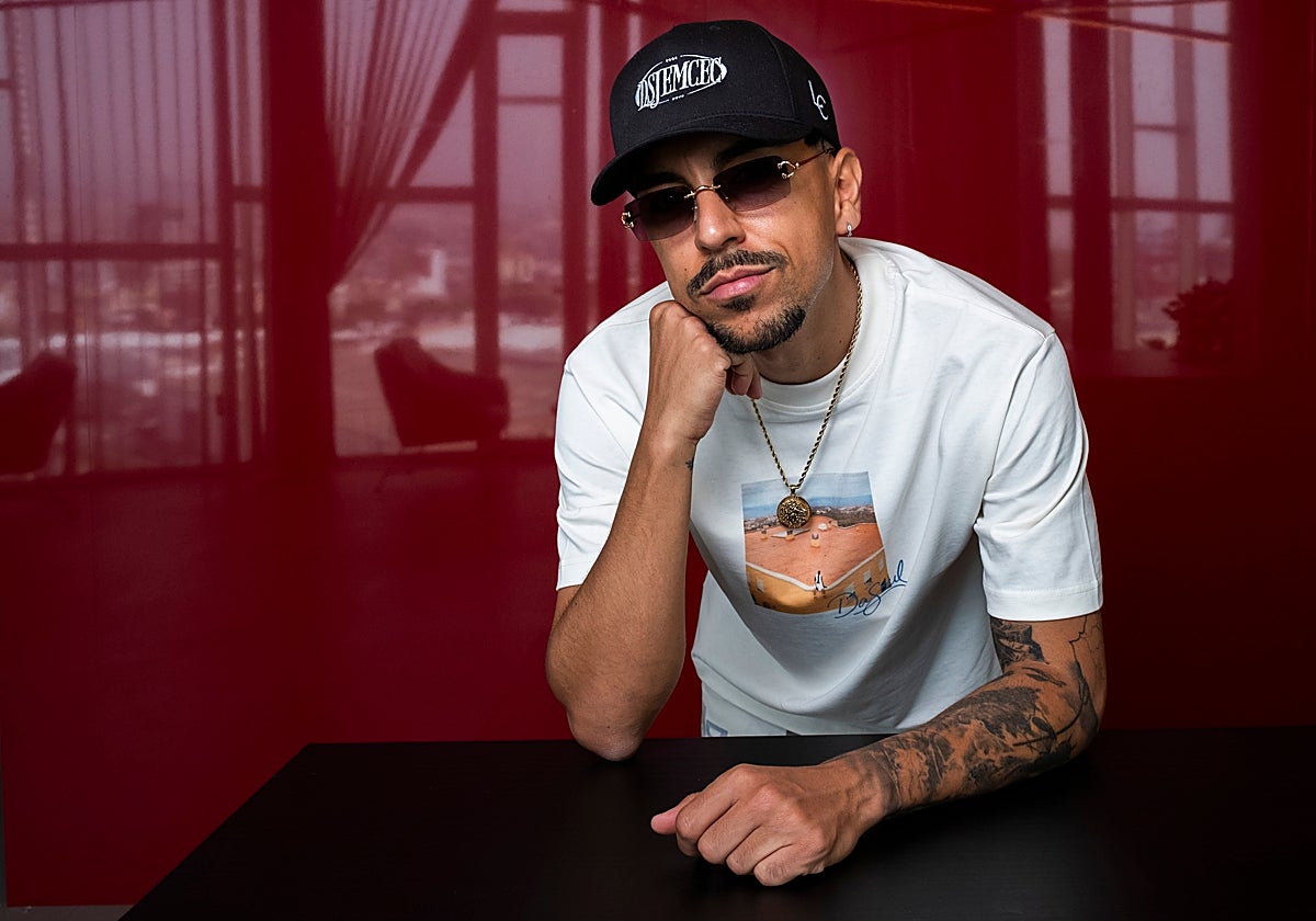 Dasoul visita la redacción de CANARIAS7 para hablar sobre su nueva obra &#039;Donde se junta el mar con el cielo&#039;