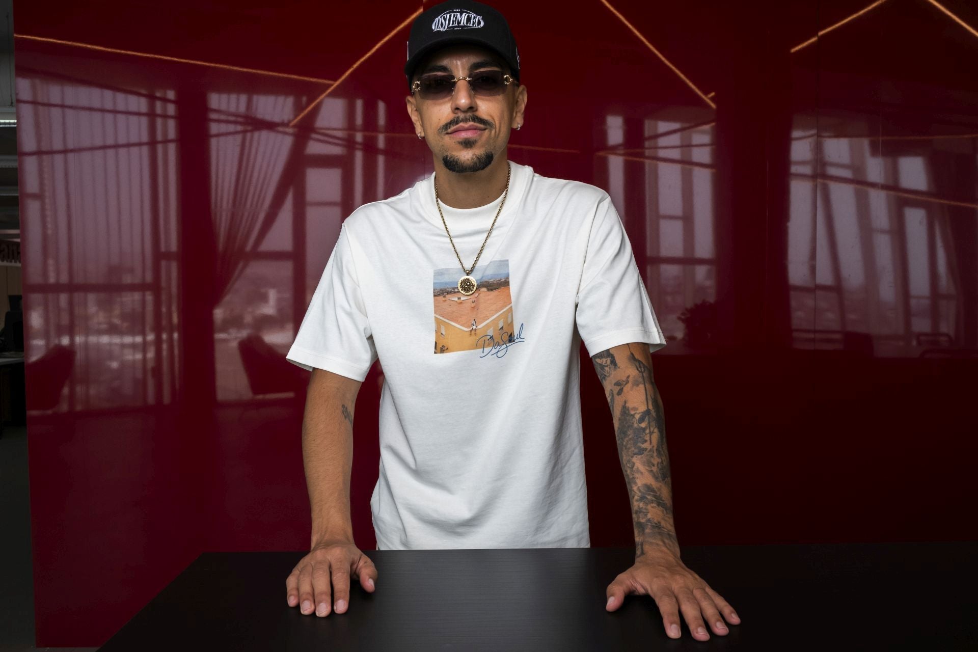 Dasoul visita la redacción de CANARIAS7 para hablar sobre su nueva obra &#039;Donde se junta el mar con el cielo&#039;