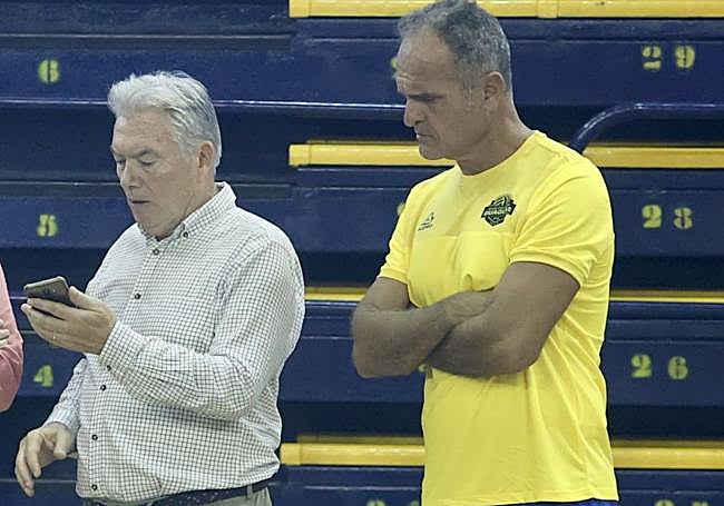 Camarero, junto al presidente Juan Ruiz.