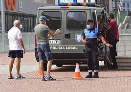 Actuación de la Policía Local con un furgón durante la pandemia en Las Palmas de Gran Canaria.