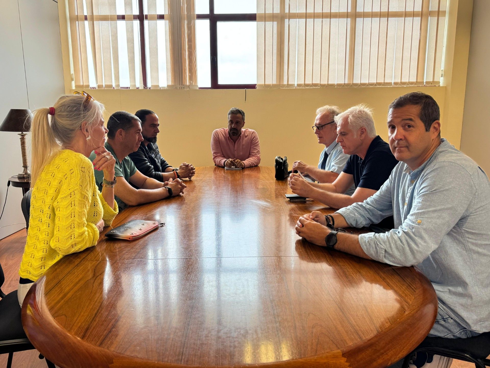 Imagen de la reunión del alcalde de Telde y el concejal de Vías y Obras con representantes vecinales y empresarios de La Pardilla.